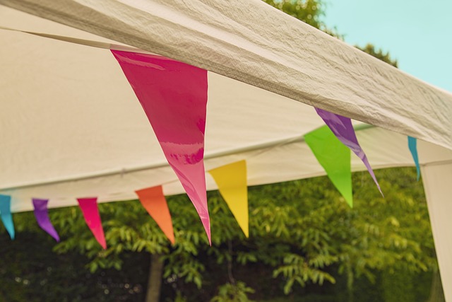 Svatba pod párty stanem je výhodnější, než v interiéru